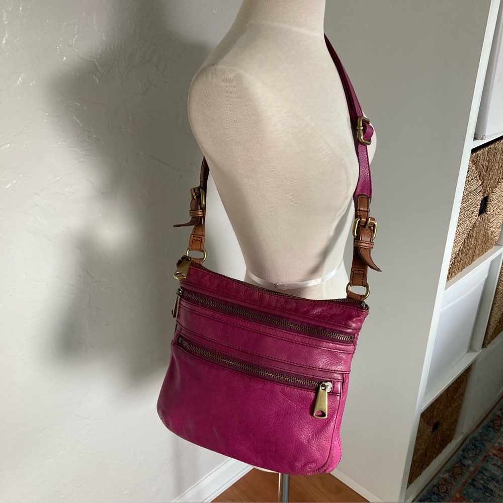 Fossil ‘Explorer’ cow-hide leather crossbody in ‘fuchsia’ - Picture 13 of 15